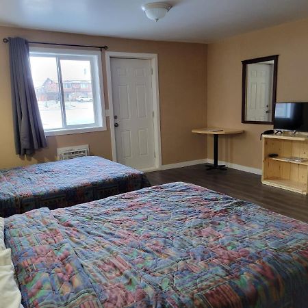 Lakewood Inn 100 Mile House Bagian luar foto