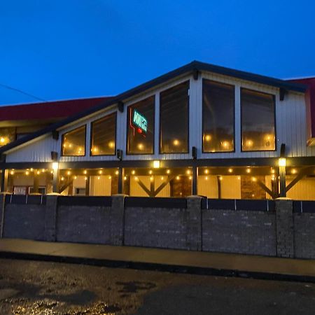 Lakewood Inn 100 Mile House Bagian luar foto