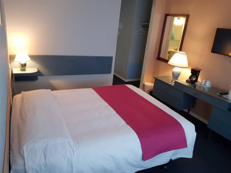 Lakewood Inn 100 Mile House Bagian luar foto