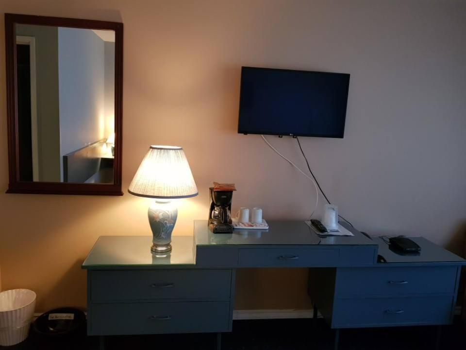 Lakewood Inn 100 Mile House Bagian luar foto