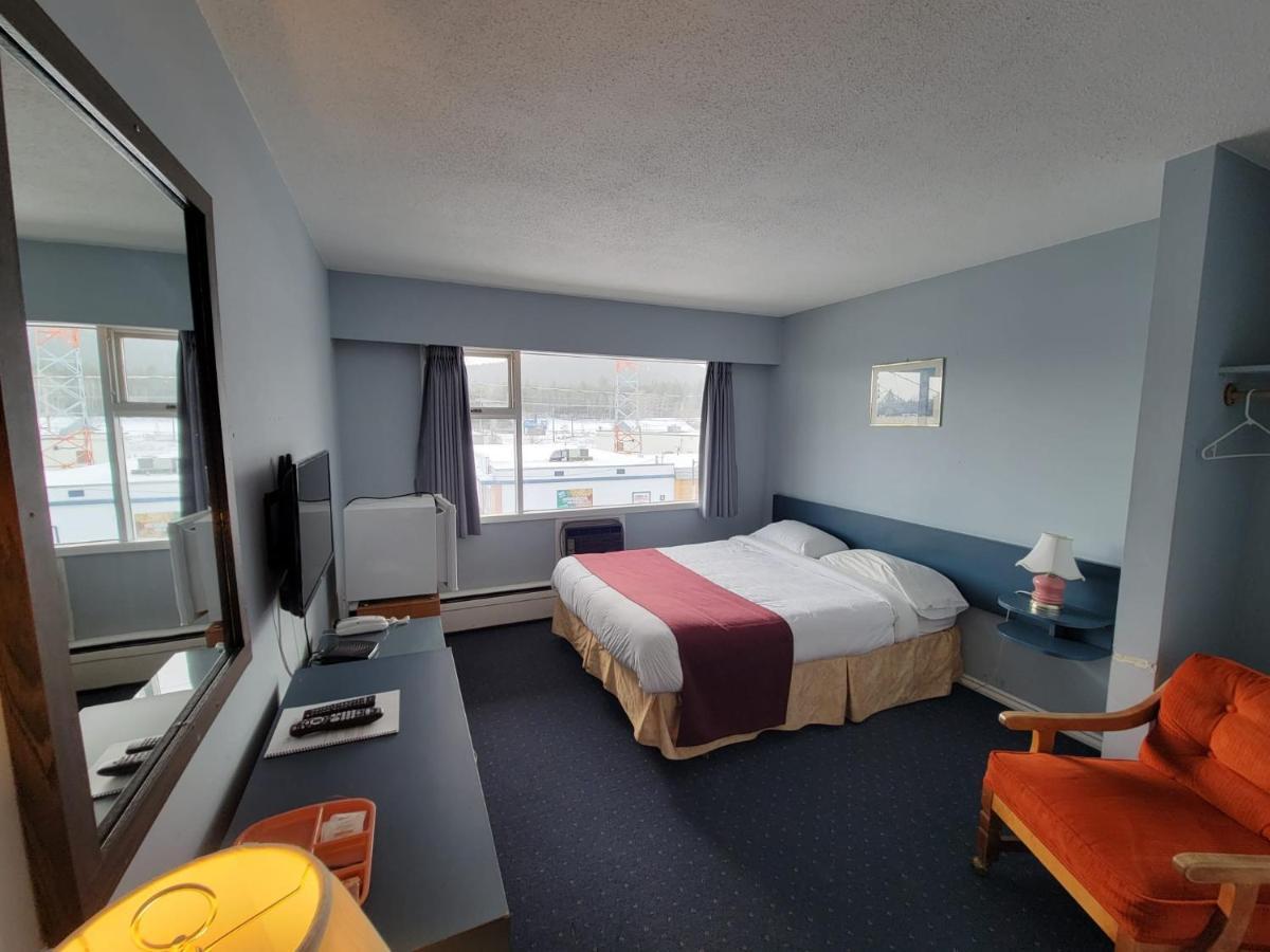 Lakewood Inn 100 Mile House Bagian luar foto