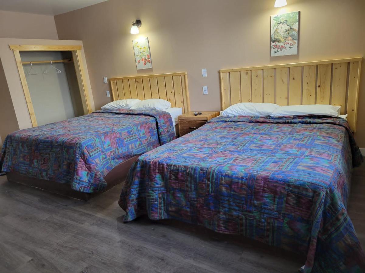 Lakewood Inn 100 Mile House Bagian luar foto