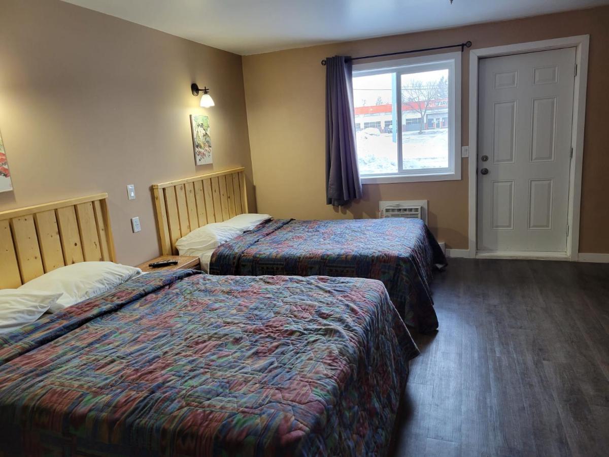 Lakewood Inn 100 Mile House Bagian luar foto