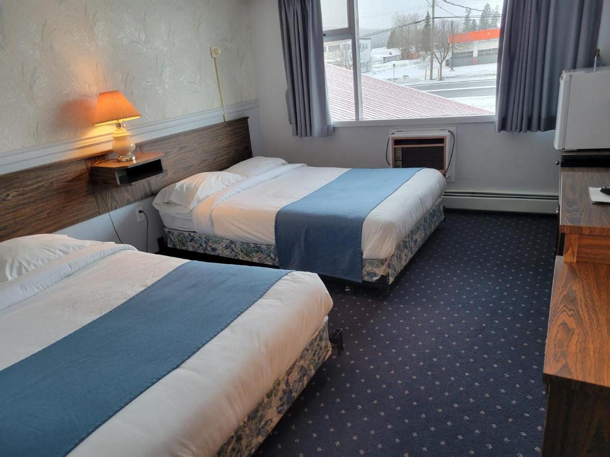Lakewood Inn 100 Mile House Bagian luar foto