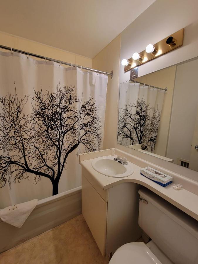 Lakewood Inn 100 Mile House Bagian luar foto