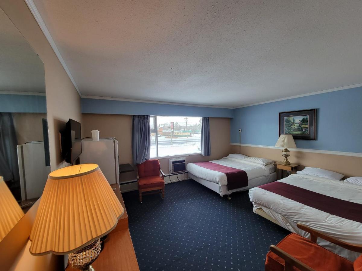 Lakewood Inn 100 Mile House Bagian luar foto