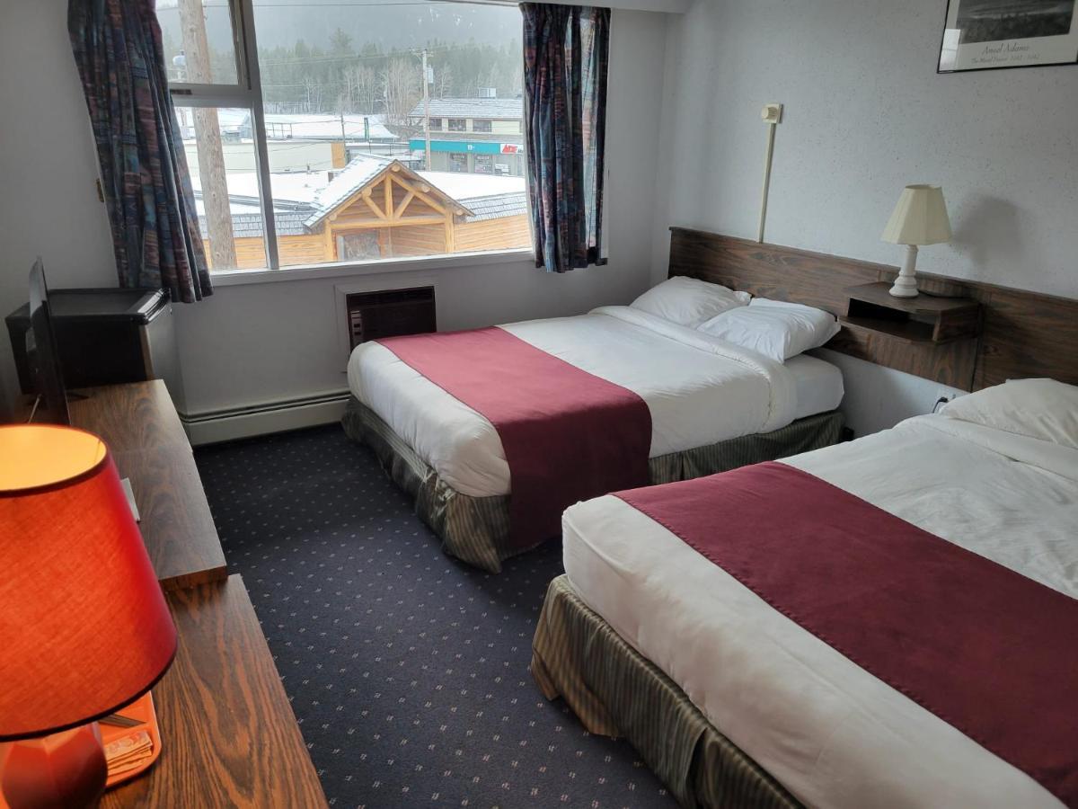 Lakewood Inn 100 Mile House Bagian luar foto