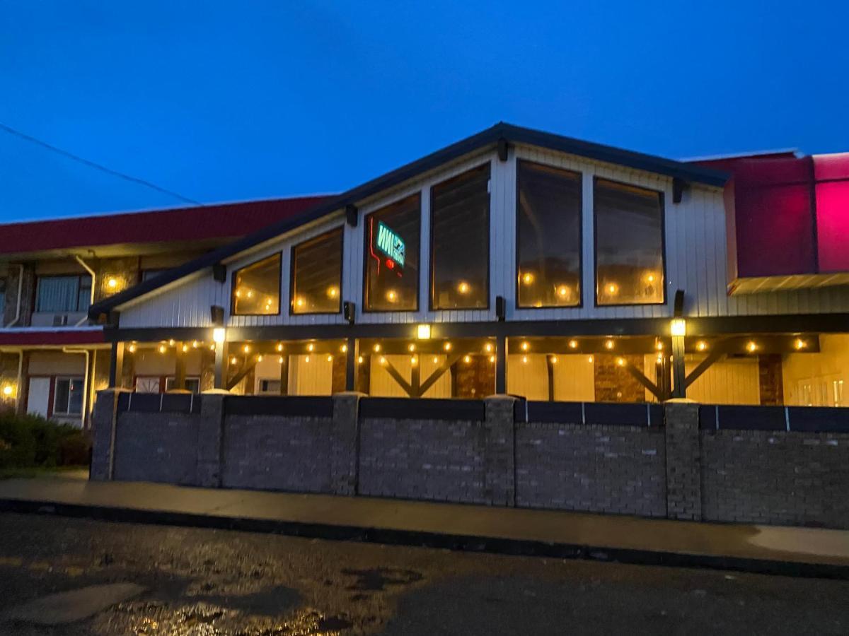 Lakewood Inn 100 Mile House Bagian luar foto