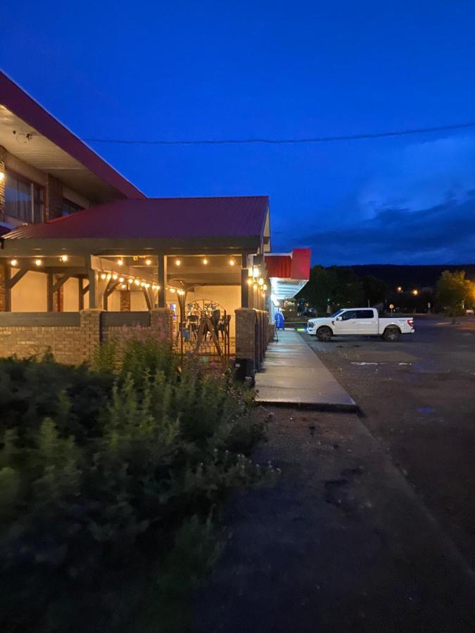 Lakewood Inn 100 Mile House Bagian luar foto