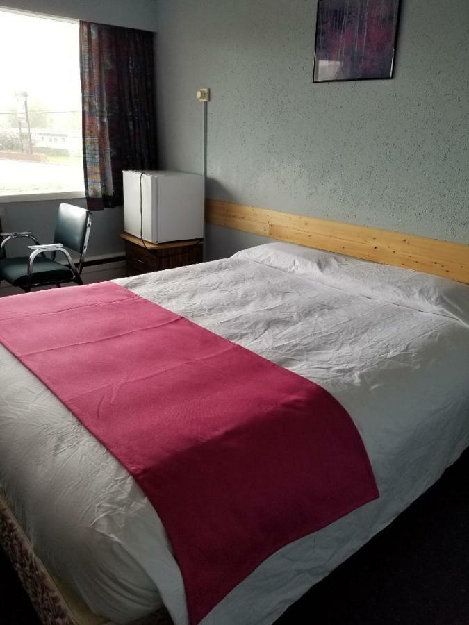 Lakewood Inn 100 Mile House Bagian luar foto