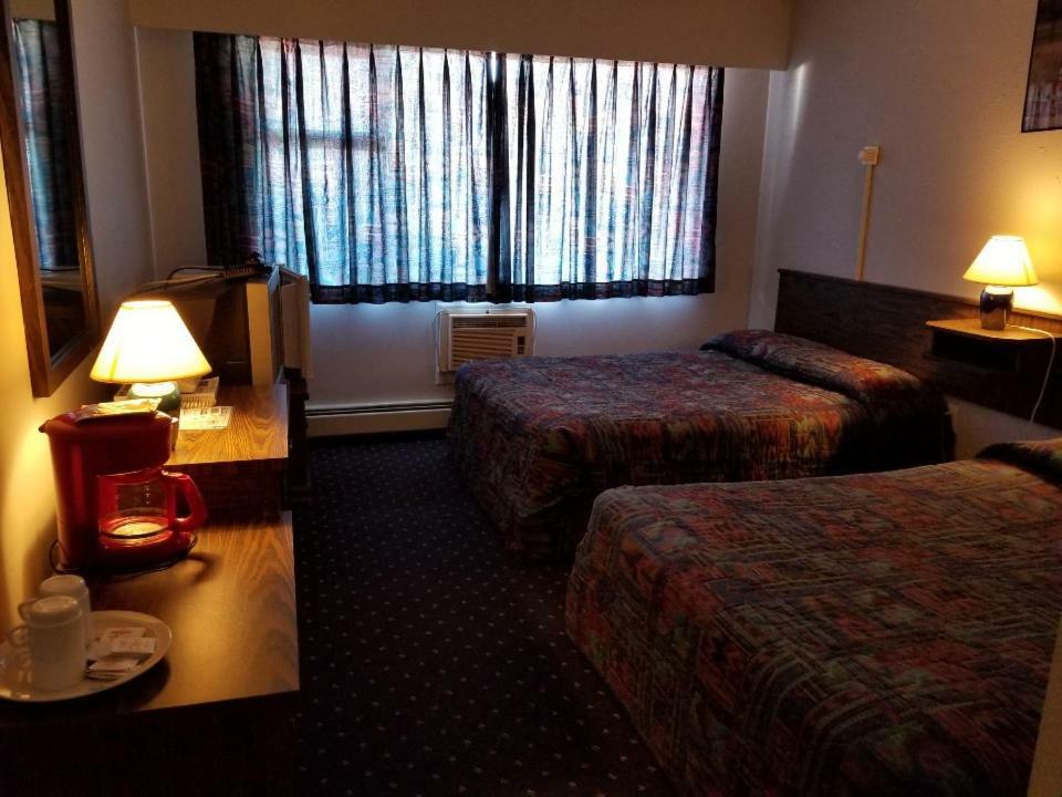 Lakewood Inn 100 Mile House Bagian luar foto